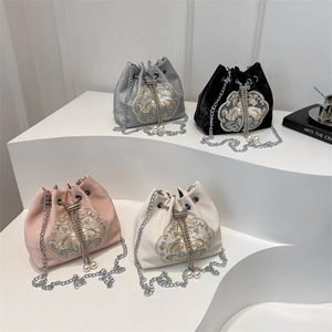 Sacs seaux brodés de style chinois avec bandoulière chaîne en quatre couleurs