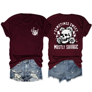Vue à plat du t-shirt bordeaux à motif de crâne et d'un short en jean délavé