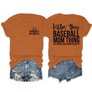 Détail de l'imprimé Killin' this Baseball Mom Thing sur t-shirt à col rond orange