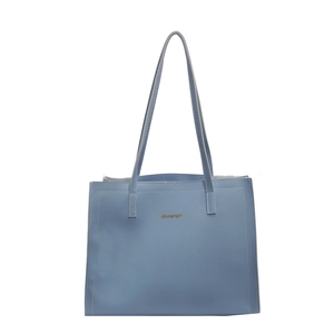 Sac fourre-tout bleu clair vintage avec coutures blanches et longue bandoulière sur fond blanc