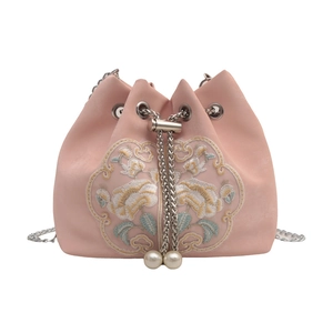 Sac seau en satin rose avec broderie florale et détails de perles élégants au cordon