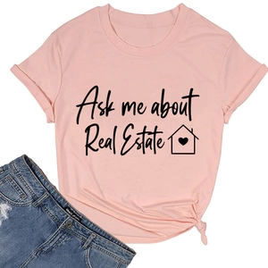 T-shirt rosa da donna con stampa immobiliare e dettaglio nodo alla moda sull'orlo