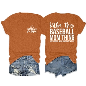 Ensemble d'été avec t-shirt Baseball Mom orange caramel et short en jean vieilli posé