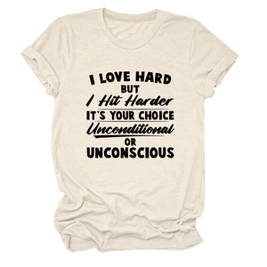 Détail du t-shirt beige en coton avec slogan noir et revers aux manches retroussés