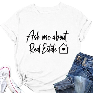 Dettaglio della maglietta in cotone bianco con testo Ask me about Real Estate e icona casa