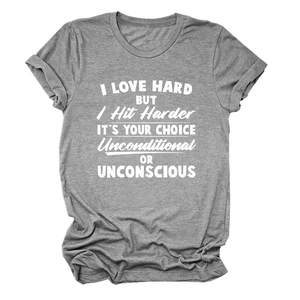 Détail du t-shirt gris avec texte blanc gras et revers de manches stylés et roulés