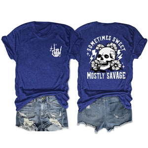 Ensemble t-shirt bleu marine à motif crâne et short en jean vieilli posé à plat