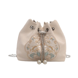 Elegante cremeweiße Beuteltasche mit Blumenstickerei und Perlenketten-Kordelzugdetails