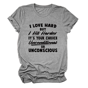 Détail d'un t-shirt gris col rond avec manches retroussées et slogan imprimé