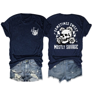 T-shirt bleu marine avec motif tête de mort et short en jean vieilli sur fond blanc