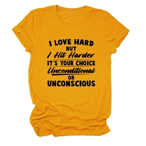 Détail d'un t-shirt jaune en coton avec slogan noir imprimé et plis naturels du tissu