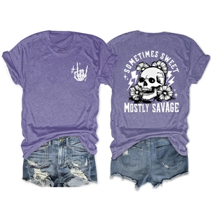 Détail du t-shirt violet chiné avec imprimé floral de crâne et texte de slogan au dos