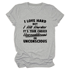 Détail de la manche retroussée et texte noir sur ce T-shirt gris à col rond