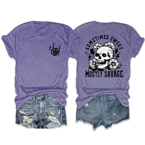 T-shirt violet à manches courtes avec motif crâne punk et short en jean