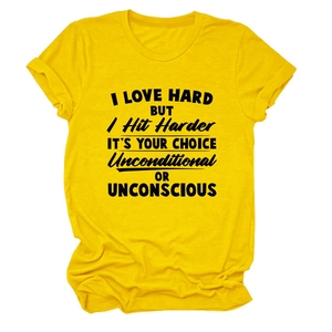 Détail de près du T-shirt jaune à col rond avec slogan noir imprimé et texture du tissu