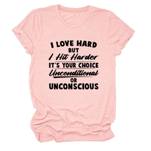 Détail du t-shirt rose en coton avec slogan noir imprimé et col rond classique
