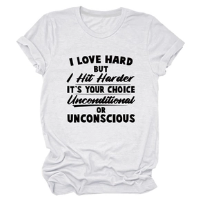 Détail du texte graphique noir imprimé sur un t-shirt blanc en coton à col rond