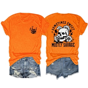 Détail de t-shirt orange avec motif crâne et short en jean déchiré ensemble deux pièces