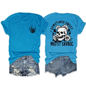 T-shirt bleu et short en jean avec imprimé tête de mort et slogan tendance