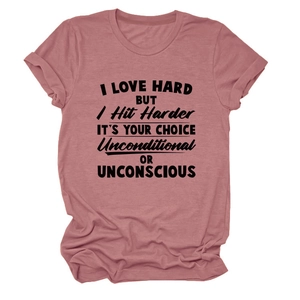 Détail du t-shirt rose avec slogan noir imprimé et finitions soignées aux manches courtes