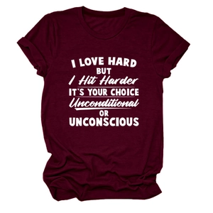 Détail du t-shirt bordeaux en coton avec l'imprimé blanc 'I LOVE HARD BUT I Hit Harder'