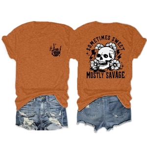 Détail de l'imprimé graphique sur le devant et l'arrière du t-shirt femme à col rond