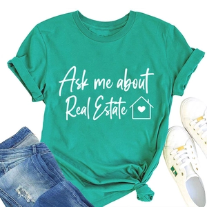 Dettaglio della maglietta in cotone verde acqua con stampa 'Ask me about Real Estate' e nodo