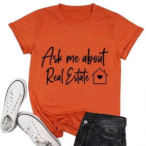 T-shirt arancione girocollo con stampa di testo e pantaloncini in denim in stile flat lay