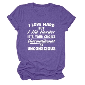 Détail d'un t-shirt violet en coton mélangé avec une typographie blanche audacieuse