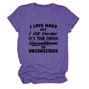 Détail du tissu violet chiné et du slogan imprimé en noir sur ce t-shirt en coton doux
