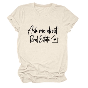 Dettaglio della t-shirt crema a maniche corte con stampa Ask me about Real Estate e icona