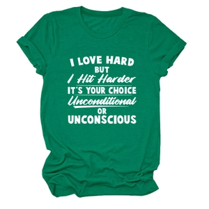 Détail du t-shirt en coton vert émeraude avec slogan blanc imprimé et col rond classique