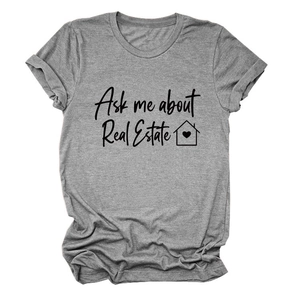 Dettaglio della morbida T-shirt grigia in cotone con stampa 'Ask me about Real Estate'