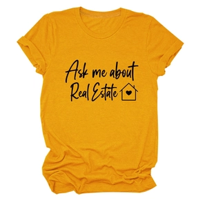 Dettaglio della scritta 'Ask me about Real Estate' e grafica casa su t-shirt gialla