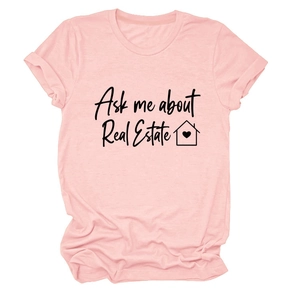 T-shirt rosa in cotone piatta con stampa Ask me about Real Estate e icona di casa con cuore
