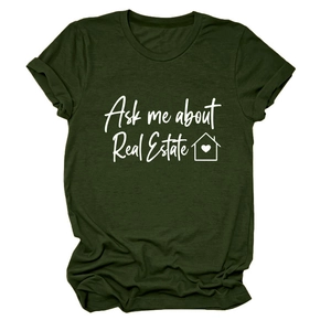Dettaglio di una maglietta verde militare con stampa Ask me about Real Estate