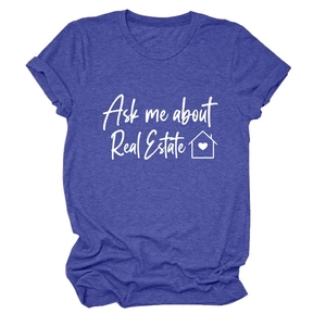 Dettaglio della t-shirt blu melange con stampa Real Estate e icona della casa