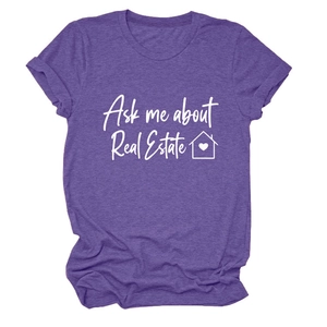 Dettaglio della maglietta in cotone viola con stampa 'Ask me about Real Estate' e maniche risvoltate
