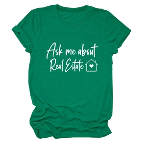 Dettaglio della t-shirt verde scuro con stampa Real Estate e maniche con risvolto