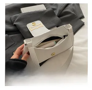 Vue de l'intérieur montrant la grande capacité d'un sac baguette en cuir blanc