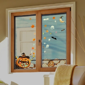 Détail des stickers d'Halloween avec citrouille et fantôme sur une vitre de fenêtre