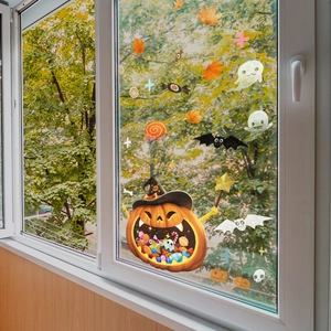 Stickers Halloween avec fantômes et citrouilles sur un cadre de fenêtre blanc avec arbres