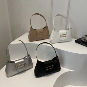 Sacs portés épaule croissants en kaki, blanc, argent et noir avec boucles en métal ondulé
