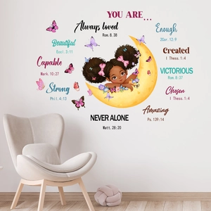 Sticker mural inspirant avec petite fille noire sur lune jaune et versets bibliques