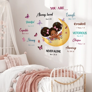Sticker mural inspirant avec fille sur la lune, papillons roses et citations bibliques