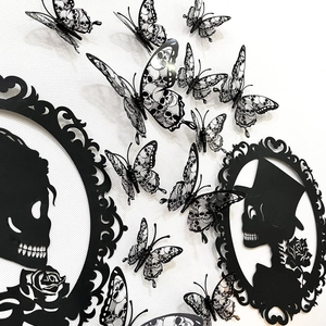 Vista de detalle de pegatinas de pared de mariposas 3D góticas con calaveras para Halloween