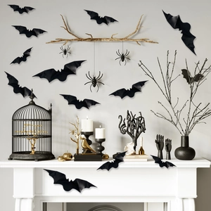 Vue détaillée des décorations 3D de chauves-souris et araignées noires sur cheminée