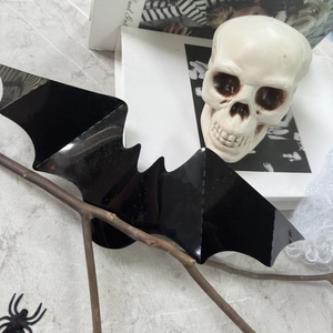 Détail de l'autocollant mural chauve-souris laser noir 34cm avec crâne et toile d'araignée
