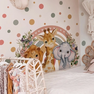 Detail von Cartoon-Löwe, Giraffe und Regenbogen-Wandtattoos in einem gemütlichen Kinderzimmer