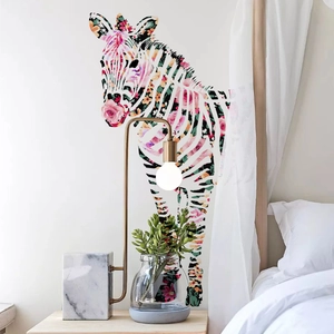 Sticker mural zèbre artistique avec fleurs colorées dans une chambre confortable